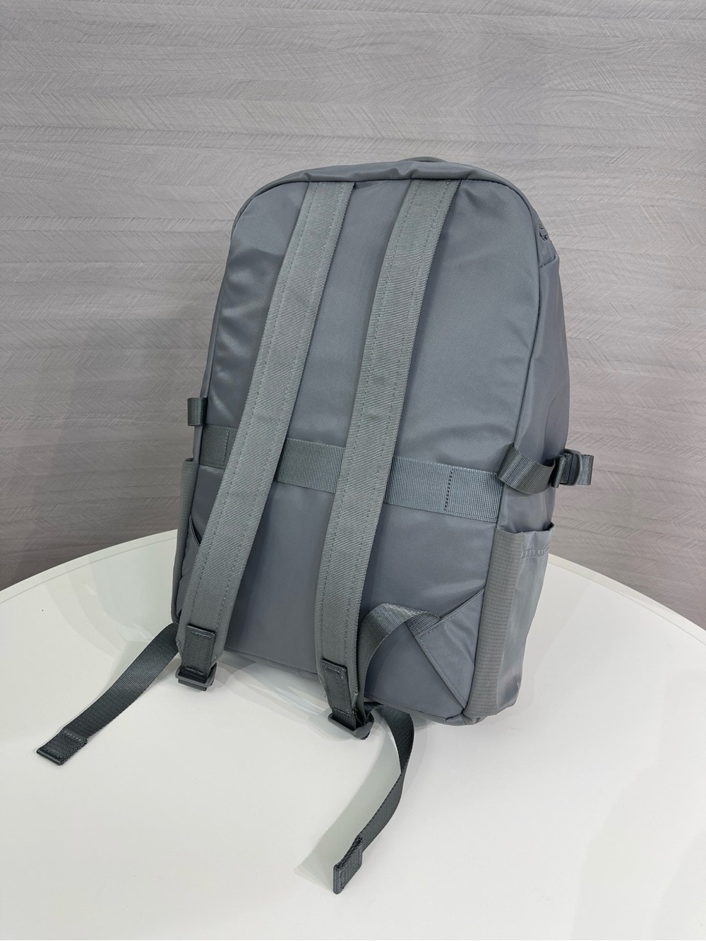 Lululemon Athletica New Crew Backpack 22L Trending Colours Asphalt Grey - Picture 2 of 9
